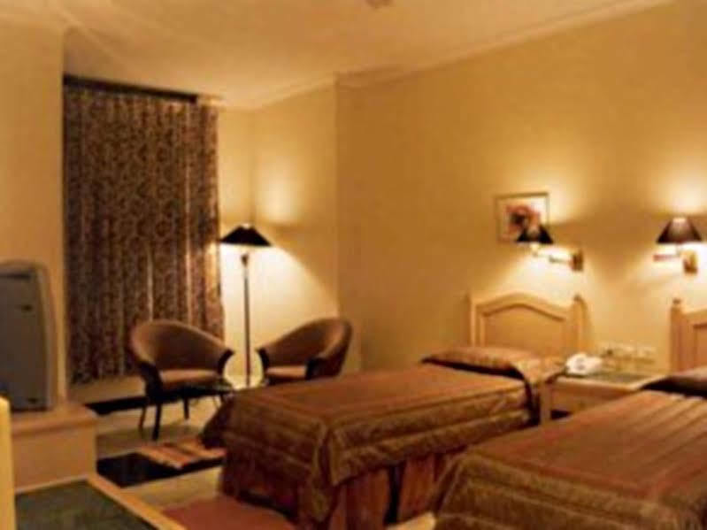 Aditya Hotel Ludhiana Bagian luar foto